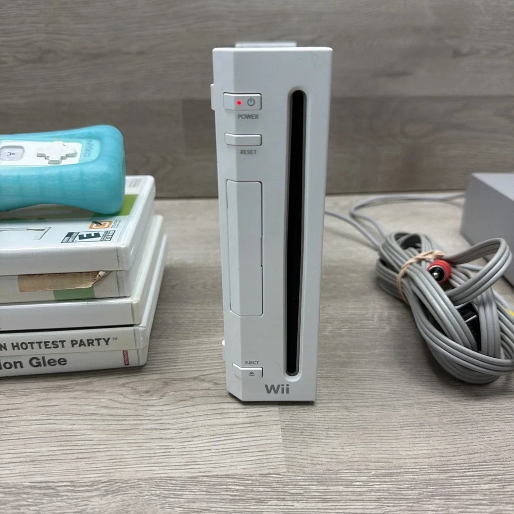 Nintendo Wii White U.S. Model RVL-001 Bundle 1 Remote W/ Case 5‎ Games And Cords